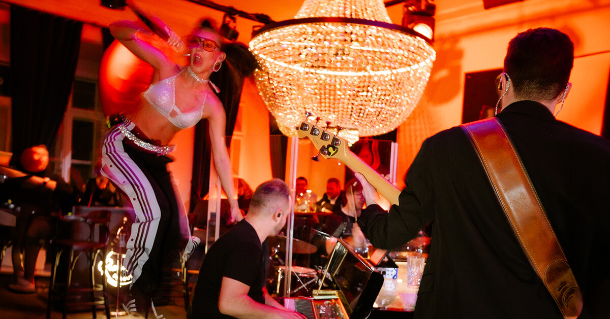PB-Prague_Section-picture_1200x630_Live-music_01 Pódium se zpěváky a pianem v The Piano Bar Prague